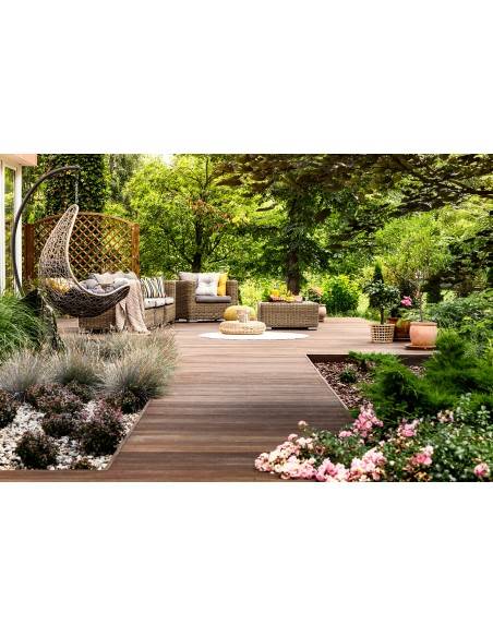 Saturateur bois extérieur terrasse en bois exotique avec mobilier de jardin Le Terrier Blanc