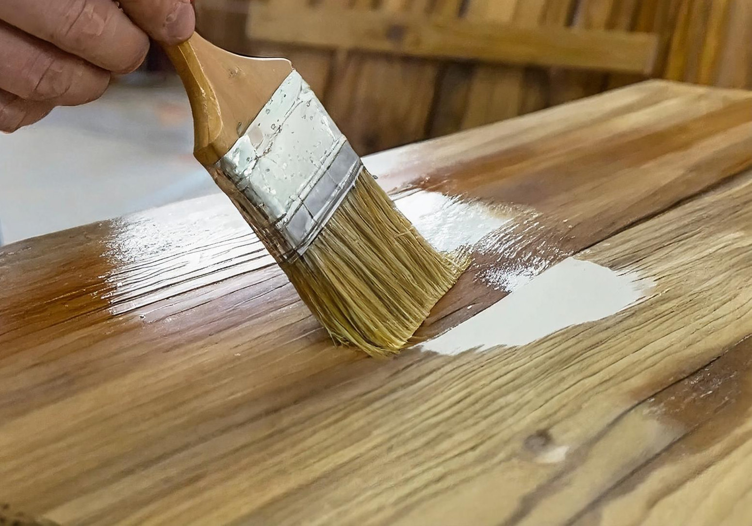 Comment nettoyer une table en bois vernis application vernis incolore mauler sur une table