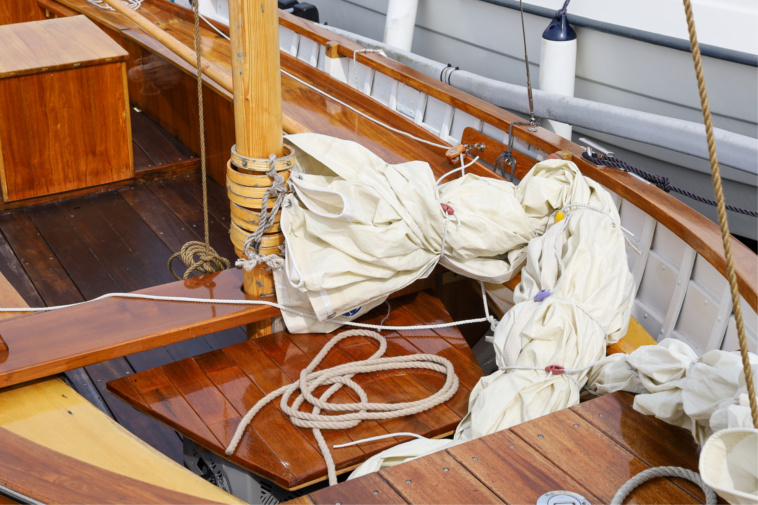 Vernis marin incolore pour la protection du bois contre les rayures sur un bateau en bois par Le Terrier Blanc