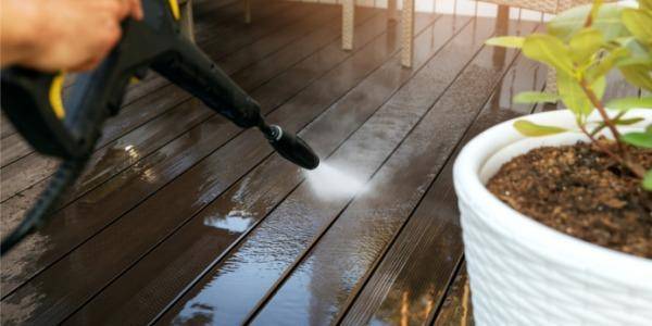 Nettoyer terrasse bois : 4 erreurs à éviter